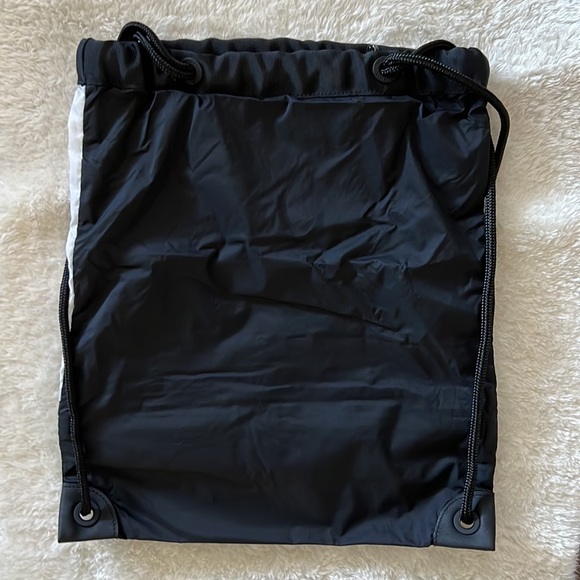 Black & grey reflective lululemon nylon cinch backpack - Picture 5 of 5